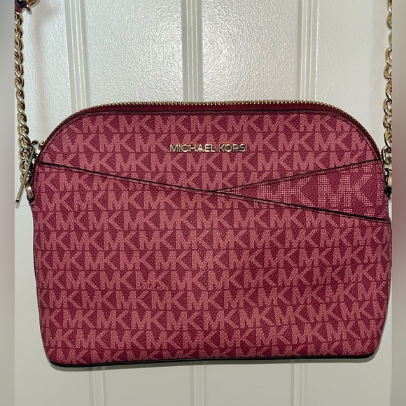 Michael Kors Jet Set Travel
35F1GTVC68 Berry Multi Med. Dome XCROSS XBOOT - Picture 1 of 16